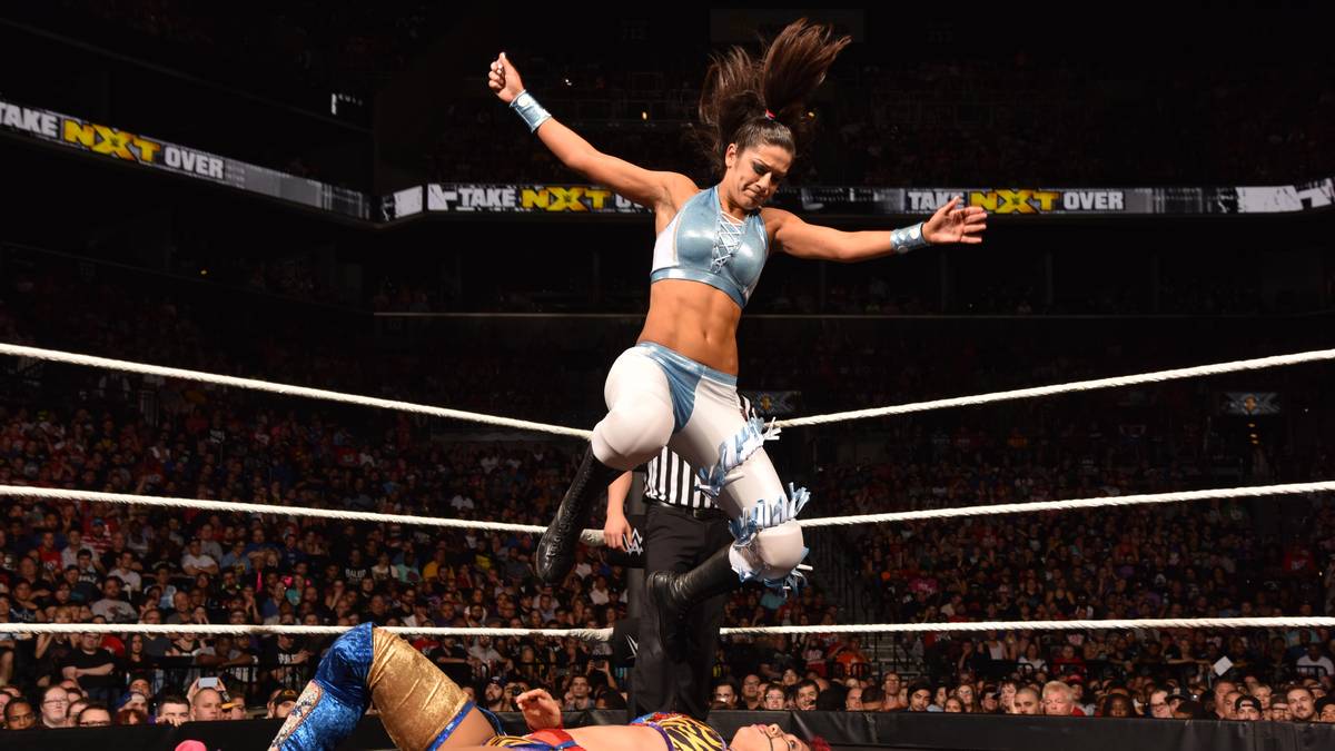 Aber auch im Ring ist Bayley eine Klasse für sich. Hier kassiert die Japanerin Asuka einen Kneedrop. Bayley ist hinter den Kulissen gut mit Charlotte, Banks und Lynch befreundet, die Vier nennen sich "The Four Horsewomen"