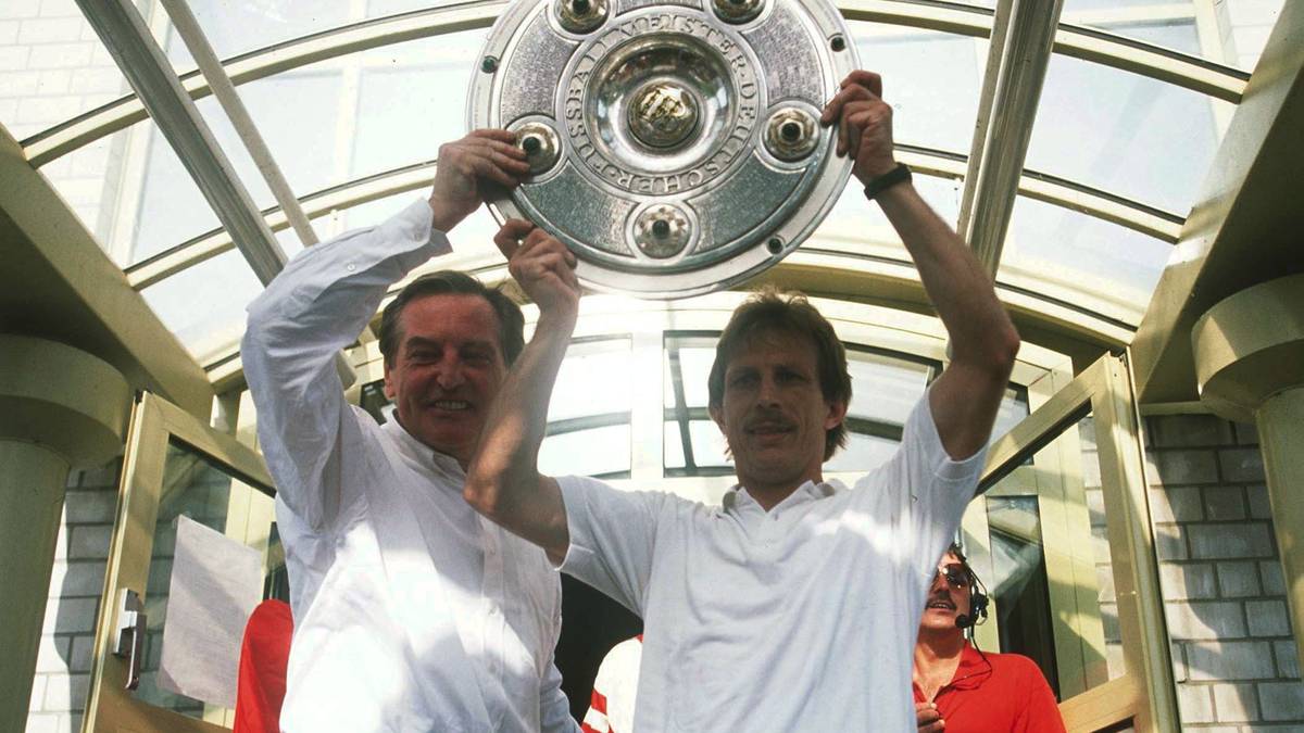 1975 übernahm er das Amt des Präsidenten beim VfB Stuttgart und blieb ein Vierteljahrhundert an der Spitze des Vereins. Unter seiner Führung stieg der VfB zwar zunächst in die 2. Liga ab, wurde aber nach dem sofortigen Wiederaufstieg zweimal Deutscher Meister und einmal Pokalsieger