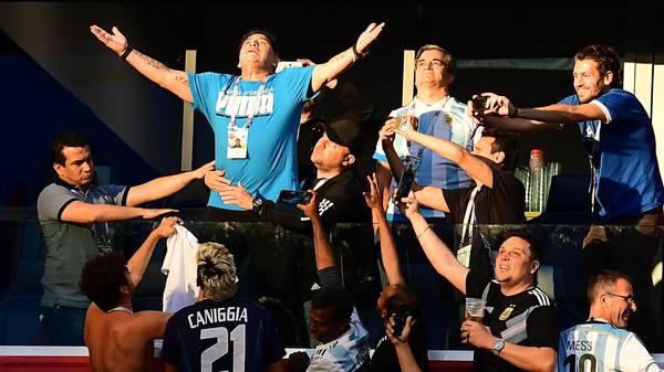 Diego Maradona: Bilder vom peinlichen Tribünenauftritt