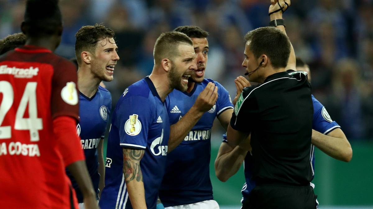 Die Nachspielzeit sorgt für weiteren Diskussionsstoff. Franco Di Santo erzielt den vermeintlichen Ausgleich, aber Schiedsrichter Robert Hartmann pfeift den Treffer wegen eines angeblichen Handspiels bei der Ballannahme zurück