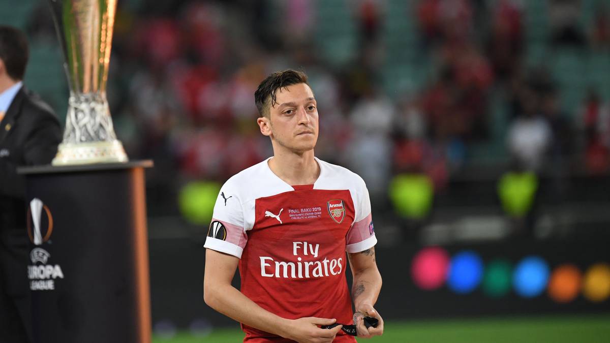 Bei Arsenal wurde er vom gefeierten "Wizard of Öz" zum aussortierten Spieler. Nachdem Özil ein Jahr lang nicht im Kader gestanden hatte, wechselte der frühere Real-Star 2021 zu Fenerbahce Istanbul. Doch auch hier fand der 35-Jährige nicht zu alter Stärke. Anfang 2022 wurde er sogar suspendiert. Bei Basaksehir Istanbul beendete Özil 2023 seine Karriere.
