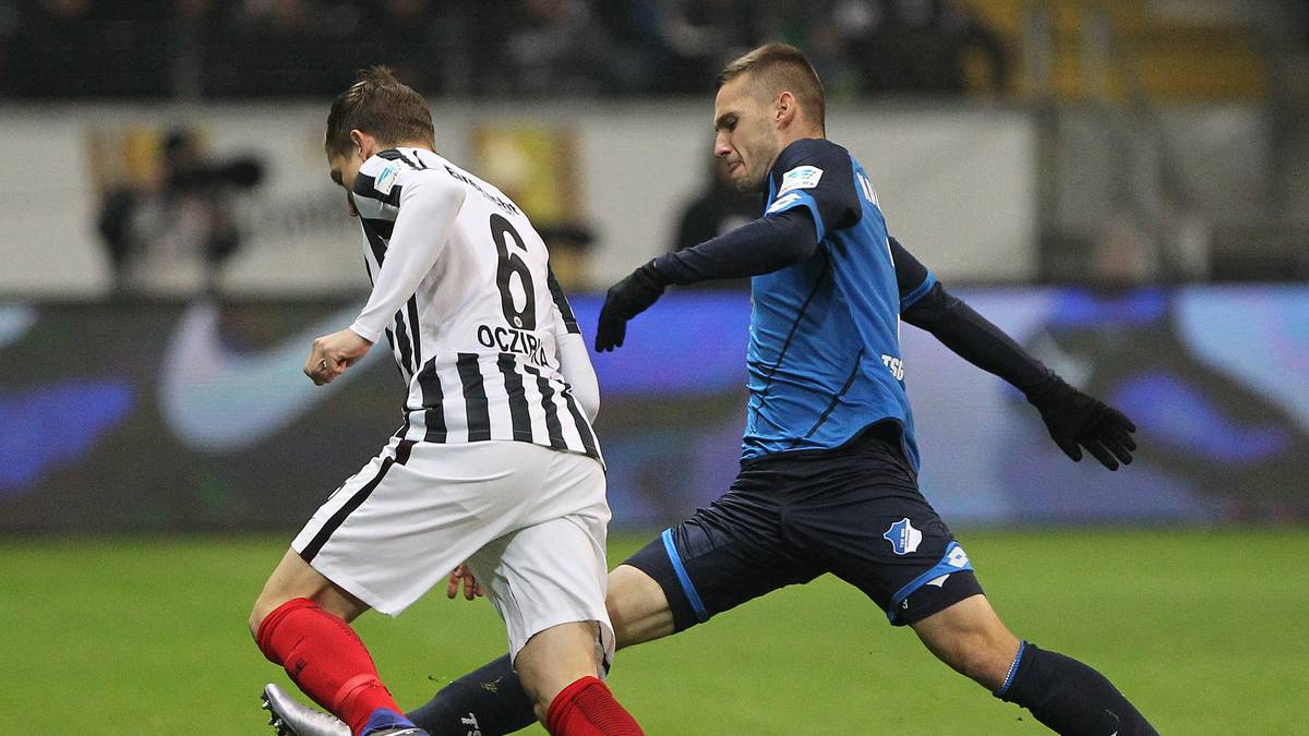 Nach kurzem Abtasten suchen beide Mannschaften den Weg nach vorne. Die Frankfurter sind dabei das etwas zielstrebigere Team