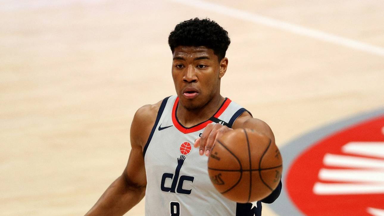 NBA-Profi trägt Flagge in Tokio