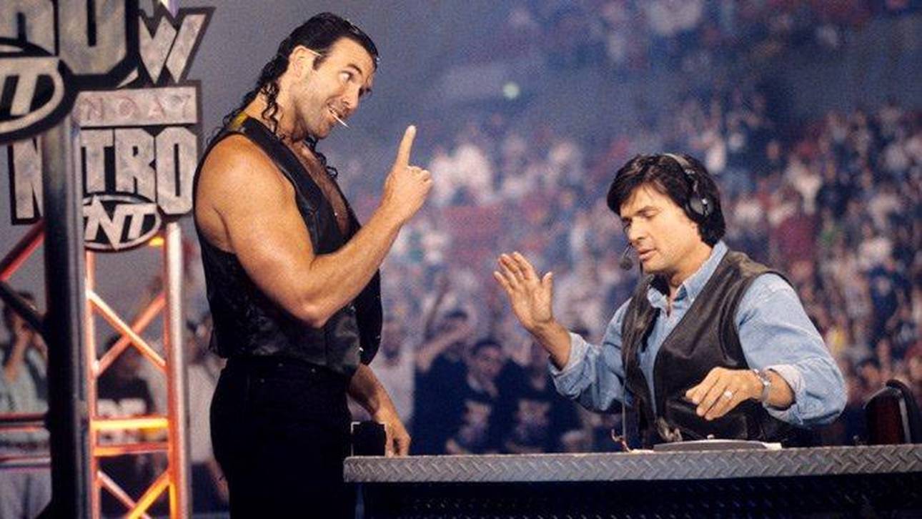 Eric Bischoff (r.) bei der legendären Invasion der WCW durch Scott Hall