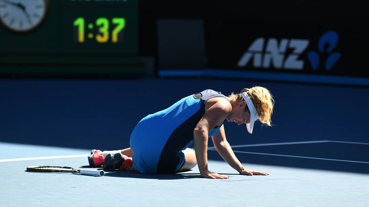 Bei Temperaturen von über 30 Grad haben viele Spieler am 1. Turniertag zu kämpfen. Coco Vandeweghe bricht nach ihrem Startsieg entkräftet zusammen
