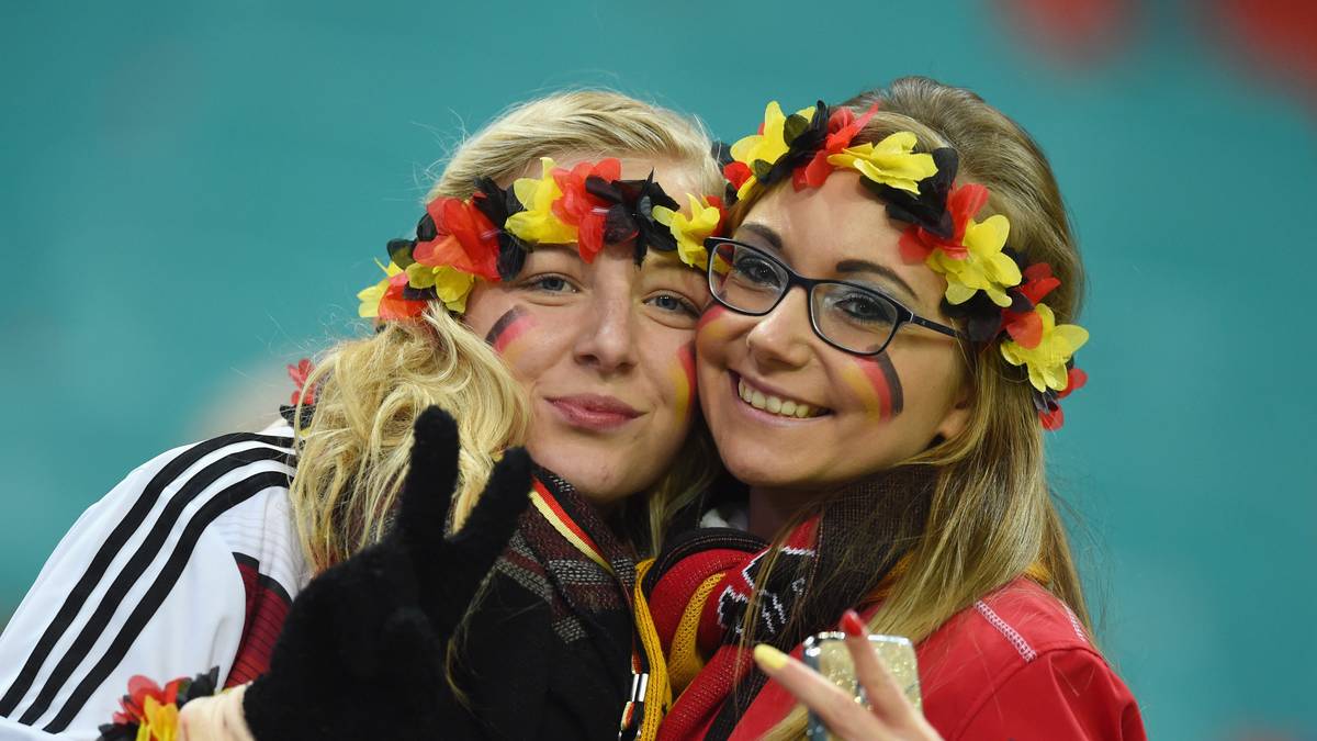 Zitterspiel für die deutsche Elf gegen Georgien? Keine Spur scheinbar! Diese beiden Anhängerinnen geben sich vor dem Anpfiff jedenfalls zuversichtlich