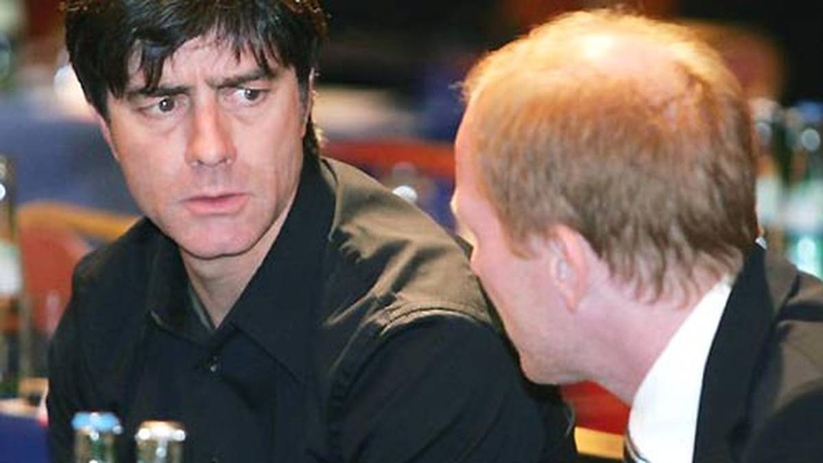 Nach einer Auszeit übernimmt Matthias Sammer am 1. April 2006 das Amt des DFB-Sportdirektors - gegen den Willen von Jürgen Klinsmann. Sammer ist vor allem für die Förderung im Nachwuchsbereich zuständig. Immer wieder kommt es zu Konflikten mit Bundestrainer Jogi Löw, weil Sammer öffentlich mehr Kompetenzen bei der U 21 fordert