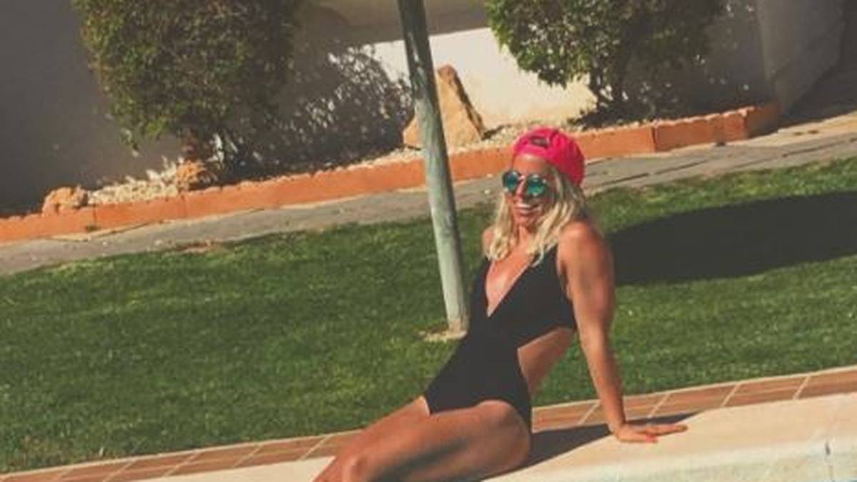Tiril Eckhoff hat gut lachen. Die Norwegerin posiert in lässiger Pose am Pool