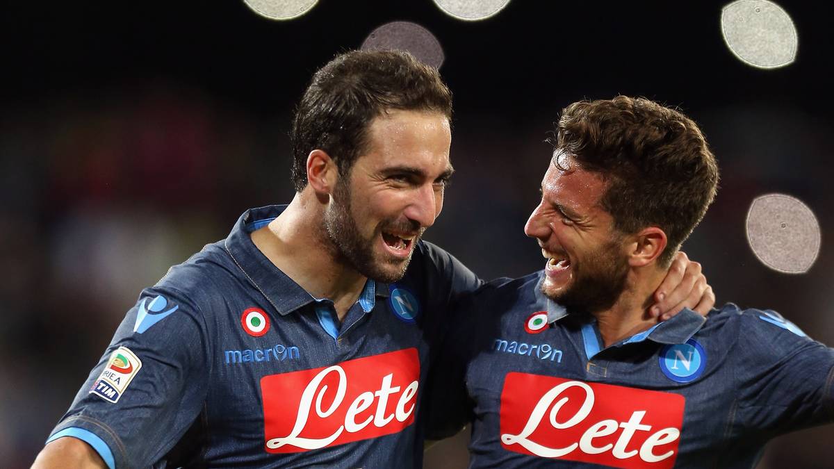 Sechs Spiele, sechs Siege und 22:3 Tore. Der SSC Neapel um Gonzalo Higuain und Dries Mertens stürmte unaufhaltsam durch die Gruppenphase. Auch in der Serie A sind die Azzurri mit nur drei Niederlagen nach 25 Spielen als Tabellenzweiter weiter ganz vorne mit dabei. Die Offensive ist das Prunkstück: Higuain führt die Torjägerliste der Serie A mit 24 Toren klar an, in der Europa League stehen Jose Callejon und Mertens mit fünf Treffern auf Rang zwei