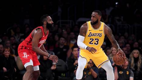 LeBron James (r.) behielt im Duell der Superstars mit James Harden die Oberhand