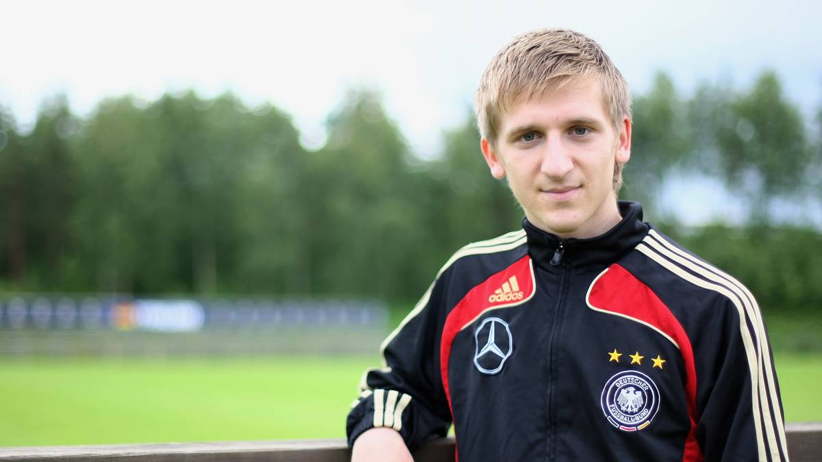 MARKO MARIN: Zaubermaus und Dribbelkünstler sind die Begriffe, die für Marin zu Beginn seiner Karriere verwendet werden. Bei der EM 2009 setzt der damalige Bremer zu einigen erfolgreichen Dribblings an, danach geht es für ihn allerdings meist nur noch bergab. Seine Odyssee quer durch Europa treibt ihn bis nach Belgrad, dort findet er sein spätes Glück und wird 2019 zum Spieler des Jahres gewählt