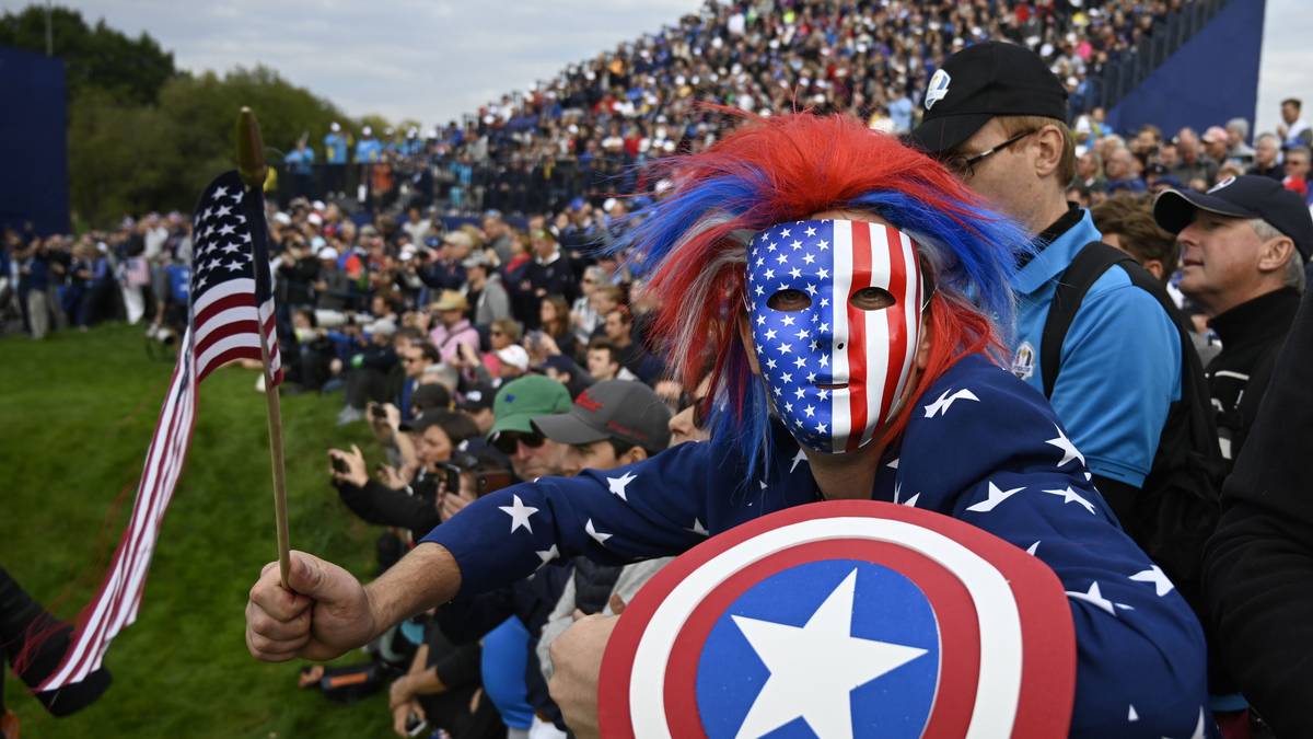 Bei den amerikanischen Anhängern gehören natürlich die Stars and Stripes in jeder Form zum Outfit dazu