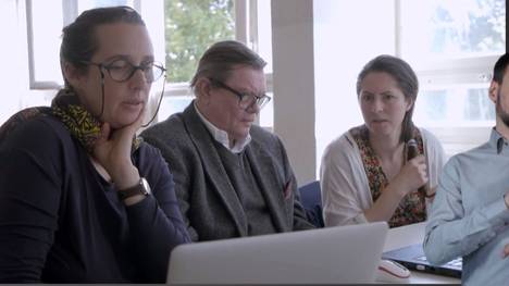 Das sensible Portrait über die Berlinerin Anke Nicolai, die per Audiodeskription Filme für blinde und sehbehinderte Zuschauer aufbereitet. Durch von ihr zusätzlich eingesprochene Beschreibungen der Bild- und Handlungsinhalte entsteht eine Art Hörspiel, damit auch sehbehinderte Zuschauer problemlos das Bildschirmgeschehen mitverfolgen können. Anke Nicolai übersetzt aber auch Liveerlebnisse, begleitet etwa blinde Menschen in den Tierpark oder schildert ihnen das Geschehen auf einer Theaterbühne.