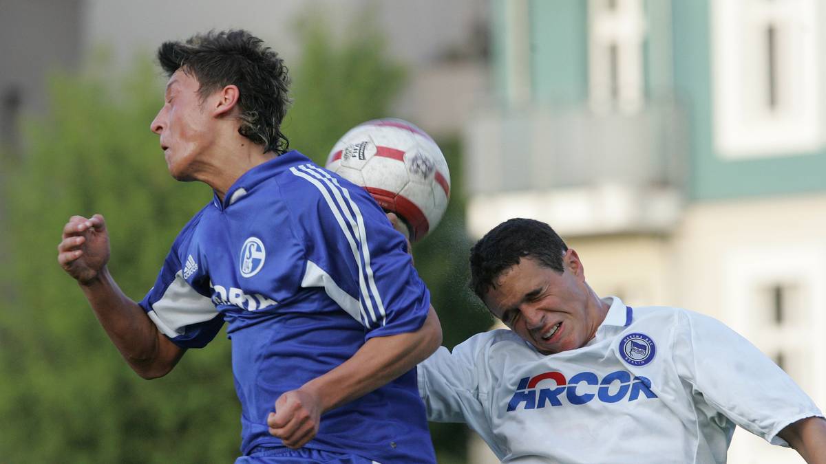 2006: Verzogene Gesichter im Kopfballduell zwischen dem Schalker MESUT ÖZIL und dem Berliner MANUEL SCHMIEDEBACH. Ersterer kann sich mit seinen Kollegen Ralf Fährmann und Benedikt Höwedes durchsetzen und gewinnt am Ende die Deutsche Meisterschaft im Finale gegen den FC Bayern München...