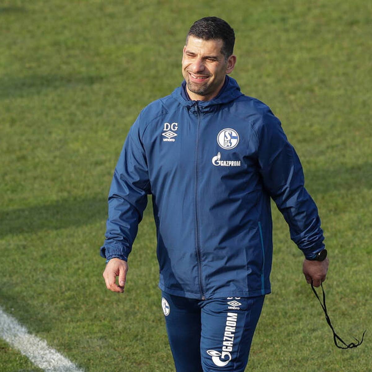 Schalke-Trainer Dimitrios Grammozis reagiert auf die Falschmeldung seines vermeintlichen Rauswurfes bei Schalke 04 - und nimmt es mit Humor.