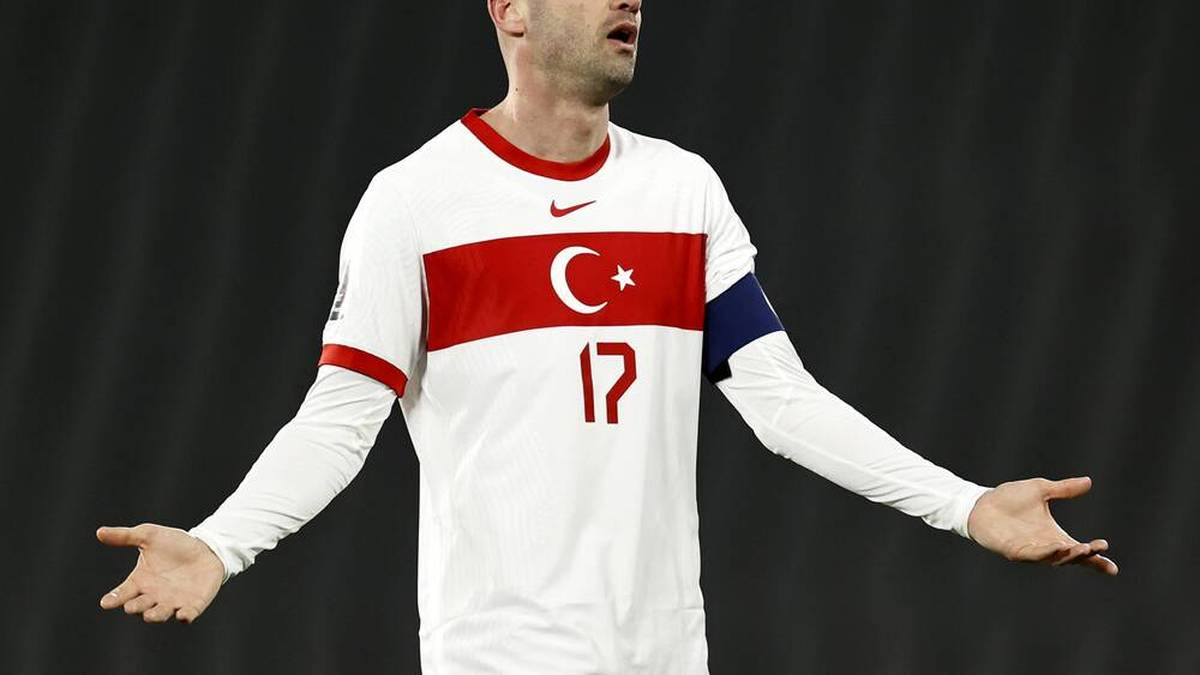 Wenige Überraschungen beim Trikot der Türkei bei der EM 2021. Die Türken spielen im altbekannten Weiß mit rotem Streifen.