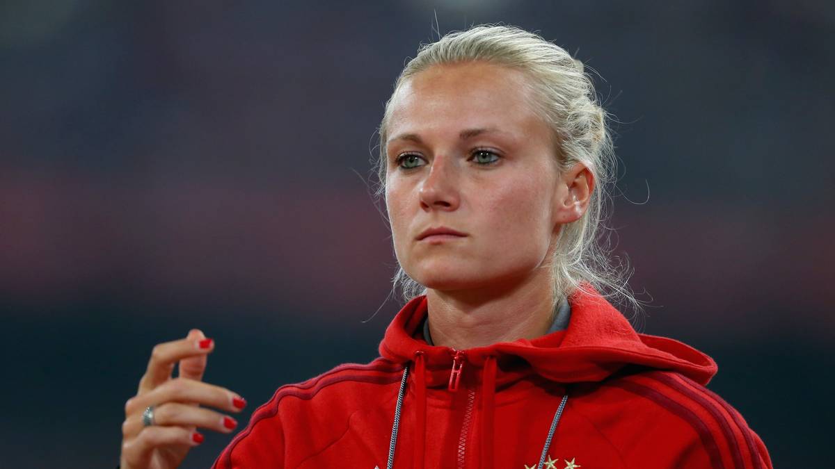 KATHLEEN KRÜGER: Das "Mädchen für alles" beim FC Bayern ist für Kovac und die Stars Kollegin, Organisatorin und Problemlöserin in Personalunion. Als einzige Person außerhalb des eigentlichen Teams ist sie Teil der WhatsApp-Gruppe der Mannschaft