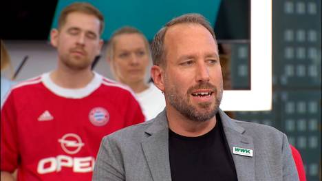 Bayern-Profi Sacha Boey zieht mit seiner ersten Reaktion nach dem Zusammenprall mit Robin Fellhauer den Unmut auf. FCA-Boss Michael Ströll verteidigt den Franzosen im SPORT1 Doppelpass.