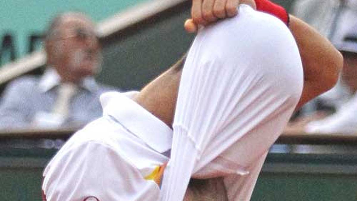 Die Siegesserie Djokovic' reißt im Halbfinale von Roland Garros gegen Roger Federer. Insgesamt dauert diese Serie 42 Spiele lang an. Damit stellt er den Rekord von John McEnroe ein