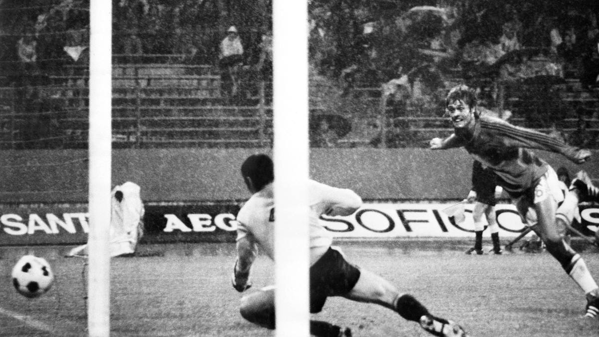 Bei der WM 1974 lief Rep für die Niederlande auf, erzielte insgesamt vier Treffer, aber scheiterte im Finale gegen Deutschland. Auch beim Turnier 1978 in Argentinien war er mit dabei und erzielte drei Treffer. Ein Jahr nach der WM wechselte er dann nach Saint-Étienne 
