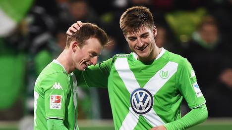Maximilian Arnold (l.) erzielte das Siegtor für den Wolfsburg gegen den Karlsruher SC