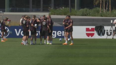 Kai Havertz feiert am 11. Juni seinen 24. Geburtstag. Das DFB-Team lässt ihn deswegen hochleben, die obligatorischen Nackenklatscher gibt es auch.