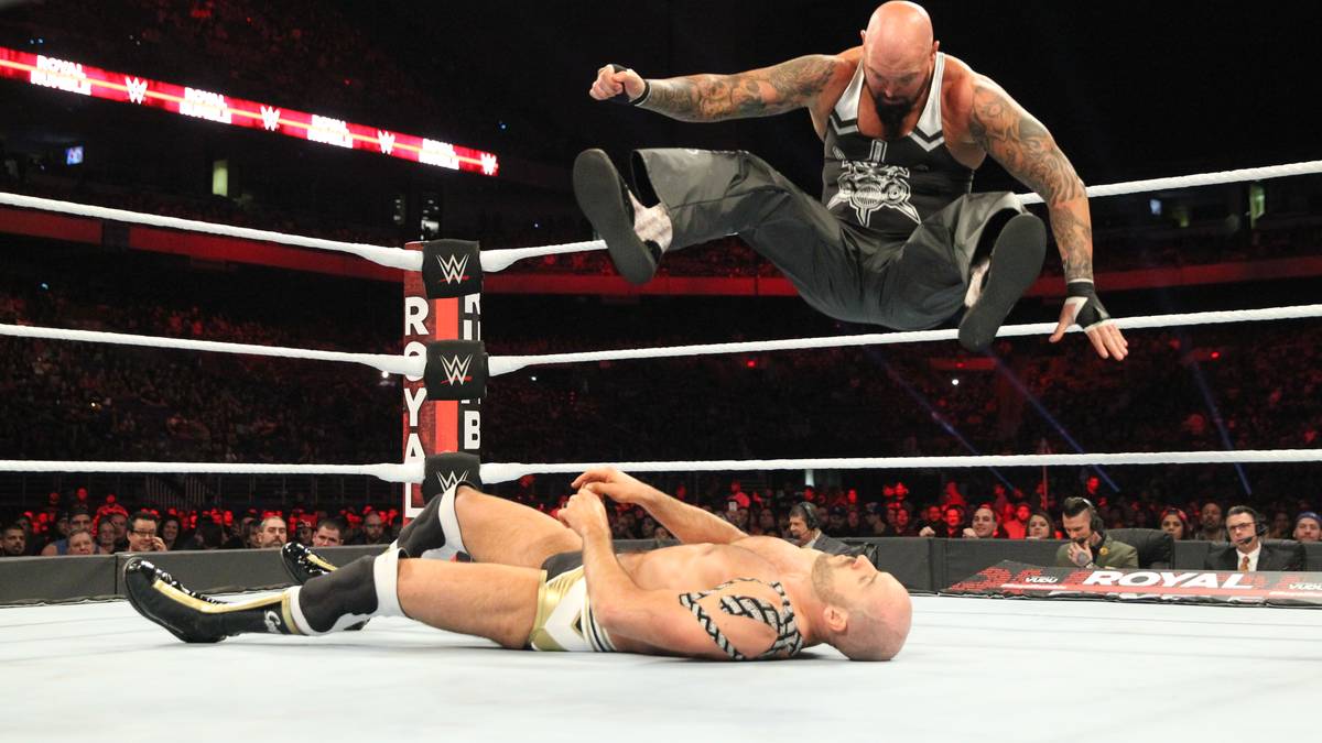 Gegner sind Luke Gallows (o.) und Karl Anderson