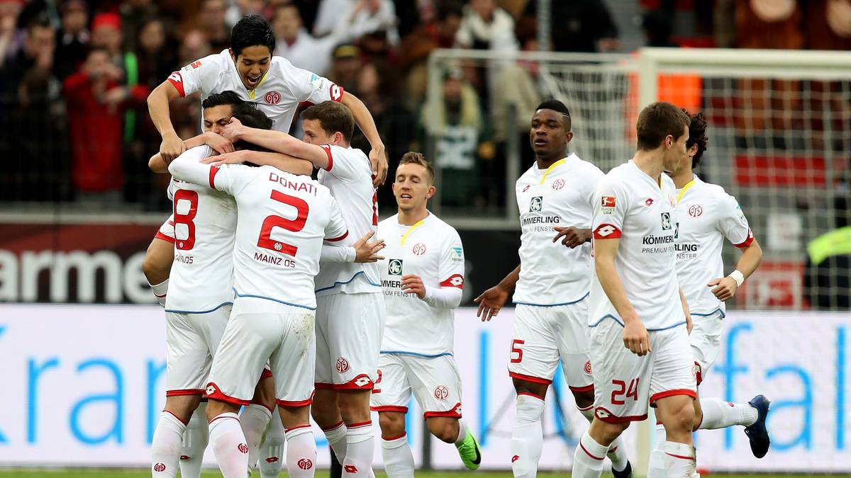 In der 11. Minute klingelt es schon wieder im Kasten von Bayer. Levin Öztunali ist der Torschütze