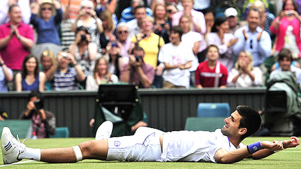 Diese Freude muss raus: Mit dem Wimbledon-Sieg 2011 gelingt dem Serben der bislang größte Erfolg in seiner Karriere. Noch dazu übernimmt er zum ersten Mal die Nummer eins der Weltrangliste