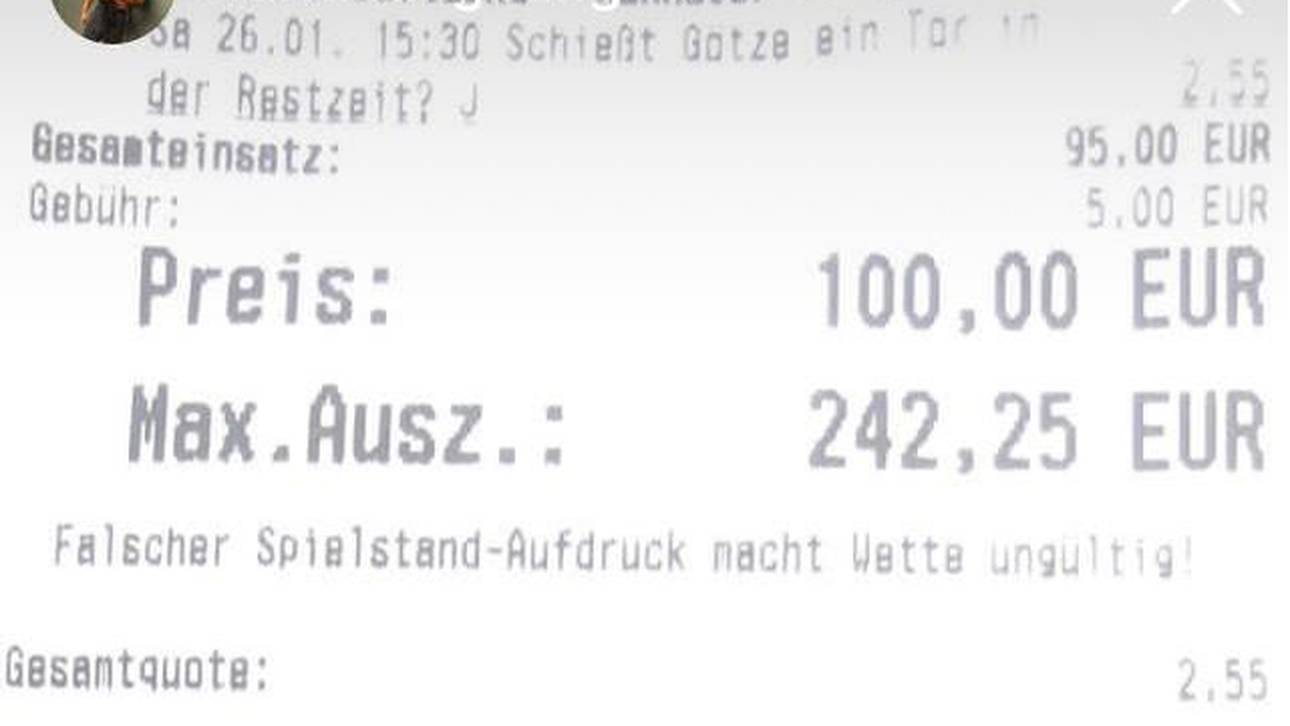 Farid Bang zeigt seinen Wettschein mit der Götze-Wette