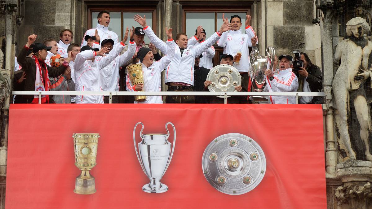 Unter Jupp Heynckes gelang den Bayern auch in der Meisterschaft der souveräne Titelgewinn. Als Krönung folgte dann noch der Pokalsieg in Berlin gegen den VfB Stuttgart (3:2). Auf dem Marienplatz ließen sich die Triple-Helden entsprechend feiern
