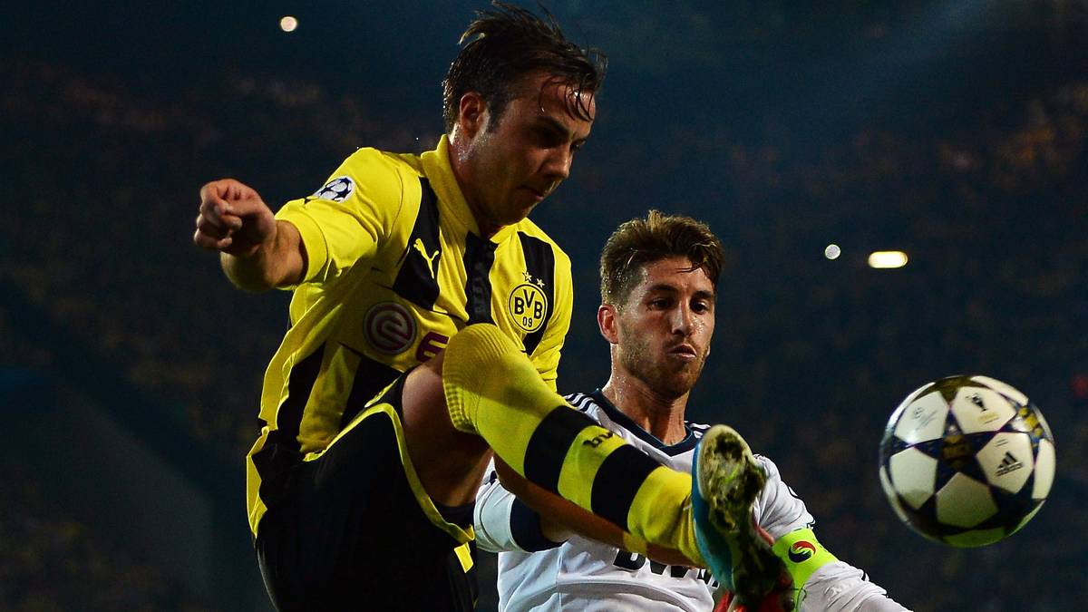 Irrwitzig waren beim Wechsel von Mario Götze vom BVB zum FC Bayern vor allem die Reaktionen – und der Zeitpunkt der Verkündung. Kurz vor dem Halbfinalspiel in der Champions League gegen Real Madrid bestätigte Dortmund einen Transfer, mit dem keiner gerechnet hatte. Weder Reporter, Fans, noch die BVB-Bosse. Mario Götze habe seine Ausstiegsklausel gezogen und würde zum FC Bayern wechseln, teilte der BVB mit... 