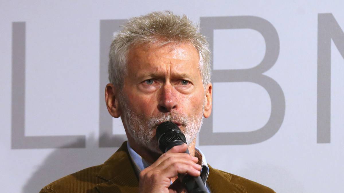 Breitner vermisst "Respekt, Achtung vor den Menschen, Höflichkeit und Fairness" bei Hoeneß und kommt zum Schluss: "Bei Uli Hoeneß geht es immer um die FC-Bayern-Familie. Da müssten jetzt die Kinder der Familie sagen: Für den Papa müssen wir uns jetzt gewaltig schämen."