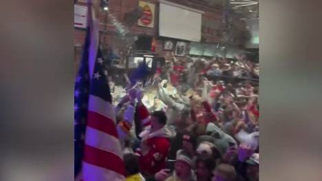 Durch den Siegtreffer von Jack Hughes sichert sich die USA Olympia-Gold im Eishockey. Beim Public View gibt es nach dem Sieg gegen Erzrivale Kanada kein Halten mehr.