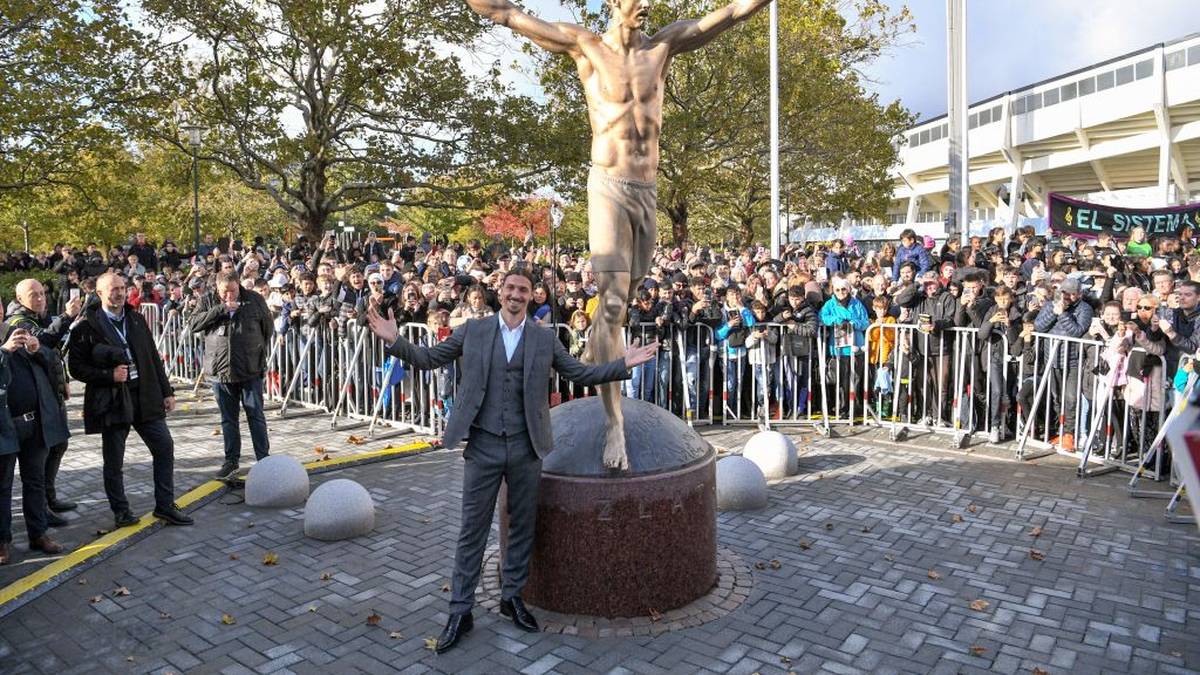 Nach unzähligen Toren, Titeln und Triumphen bei Vereinen wie Juventus Turin, Inter und AC Mailand, dem FC Barcelona, Paris Saint-Germain und Manchester United enthüllte Ibrahimovic im Oktober 2019 eine 500 Kilogramm schwere Bronze-Nachbildung vor dem Stadion von Malmö FF 