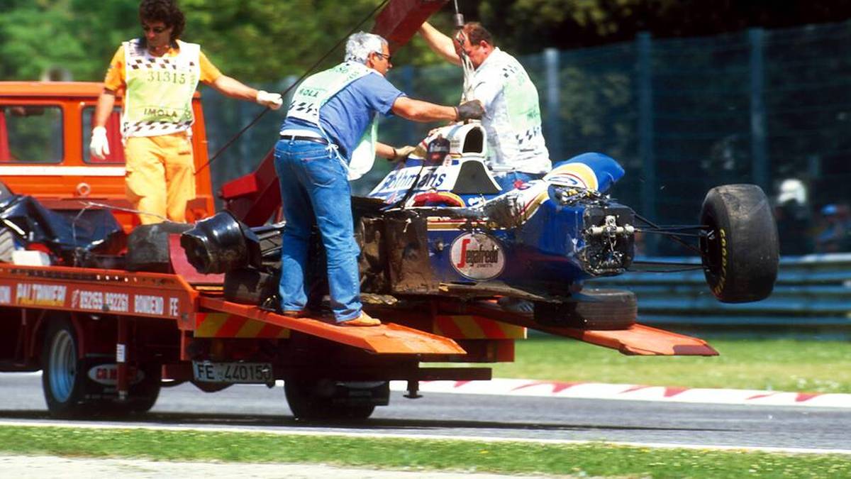 Abtransport des Unfallwracks von Ayrton Senna (Brasilien Williams Renault) in Imola 1994, der seinen beim Unfall erlittenen Verletzungen erlag - PUBLICATIONxINxGERxONLY (LAT200107040478)