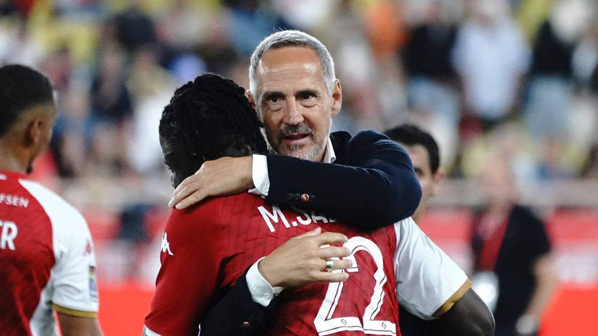 Adi Hütter umarmt seinen Spieler Mohammed Salisu