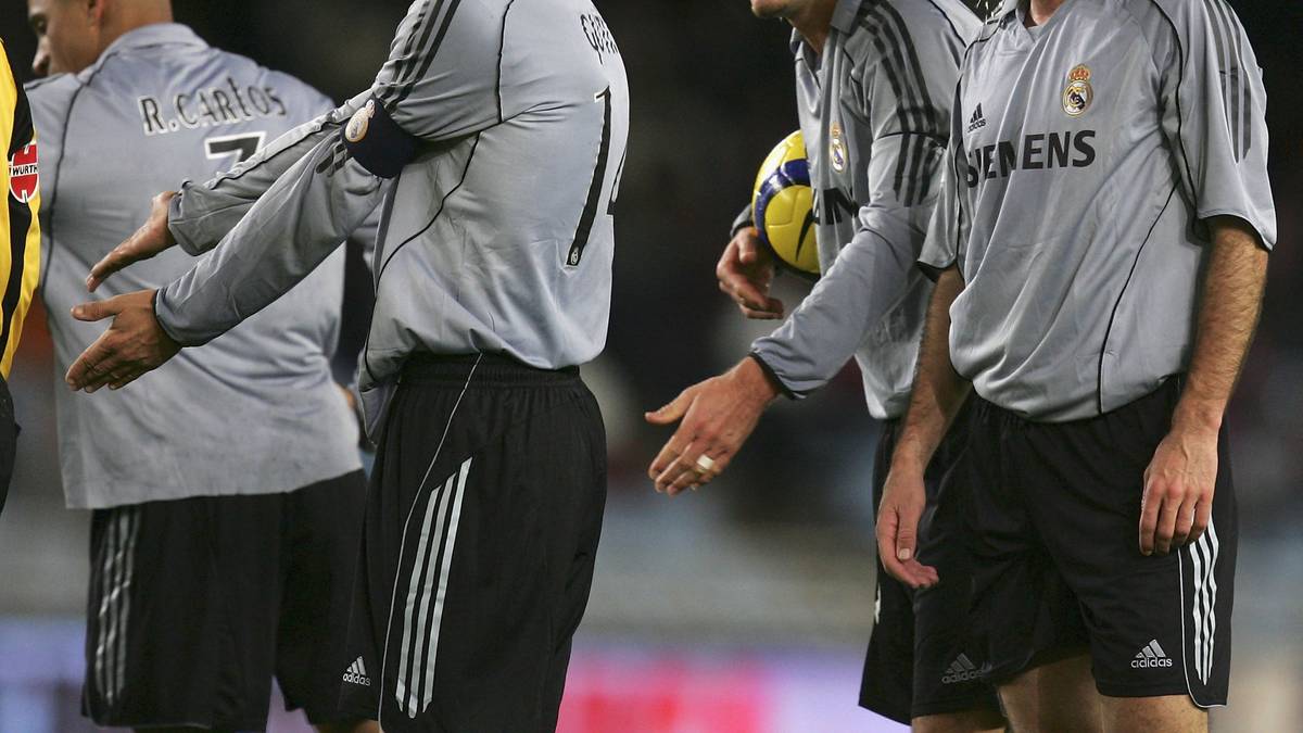 Nicht gerade ein Hingucker, aber mal was anderes. Grau und Schwarz trugen Reals Spieler bei Auswärtsspielen der Saison 2005/2006