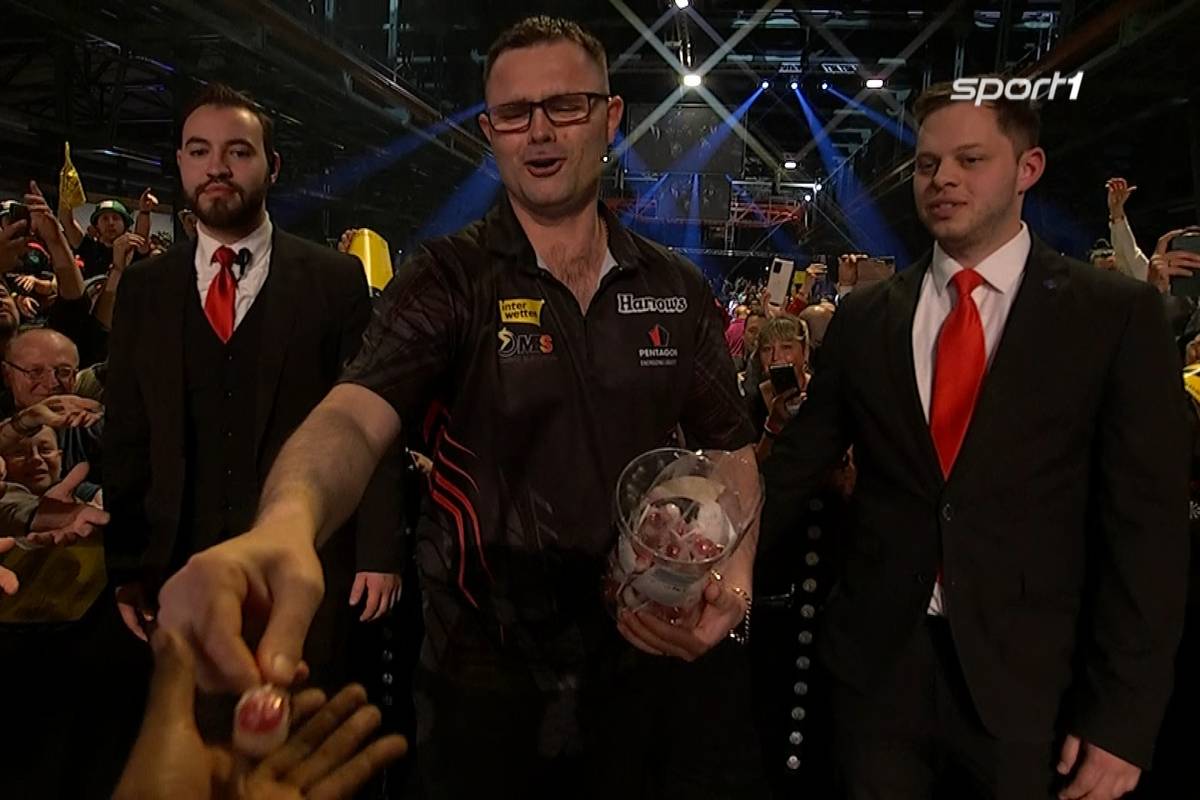 Clemens-Gegner Damon Heta überraschte beim German Darts Grand Prix mit einem kuriosen Walk-On. Er verteilte auf dem Weg zur Bühne Lollis an die feiernden Zuschauer!