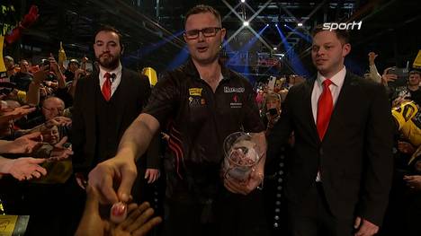 Clemens-Gegner Damon Heta überraschte beim German Darts Grand Prix mit einem kuriosen Walk-On. Er verteilte auf dem Weg zur Bühne Lollis an die feiernden Zuschauer!