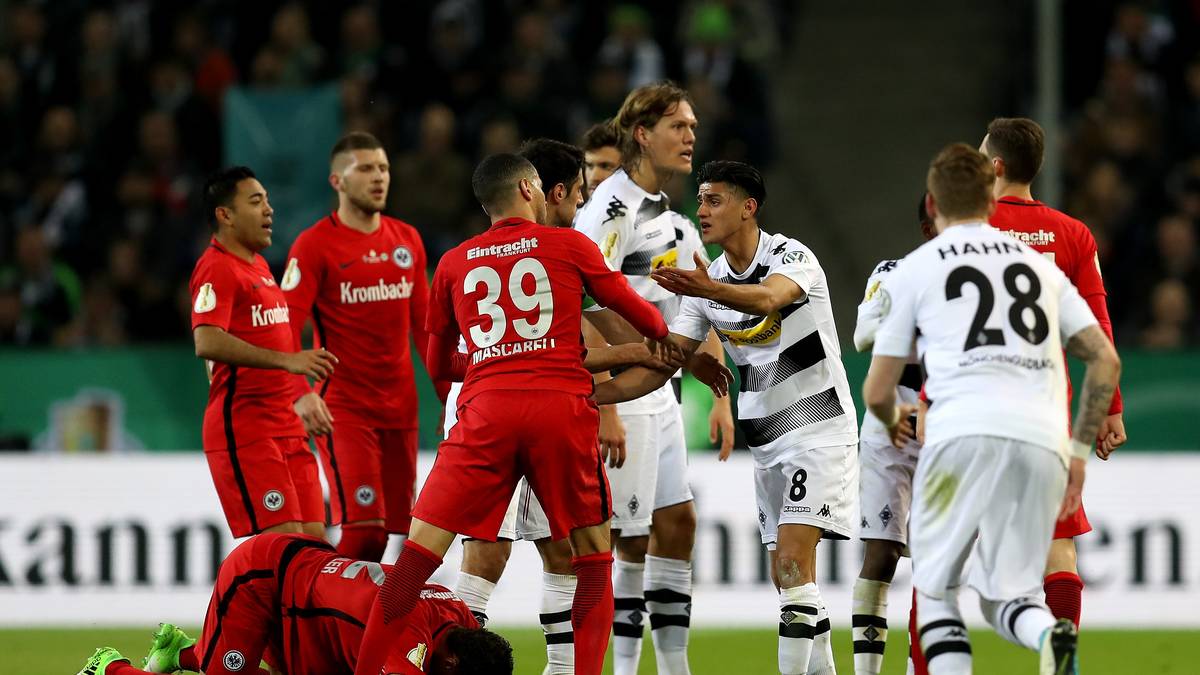 Im Anschluss entwickelt sich ein umkämpftes Duell mit nur wenigen Torchancen. Oscar Wendt muss kurz vor dem Seitenwechsel raus, weil er kurz vor der Gelb-Roten Karte steht