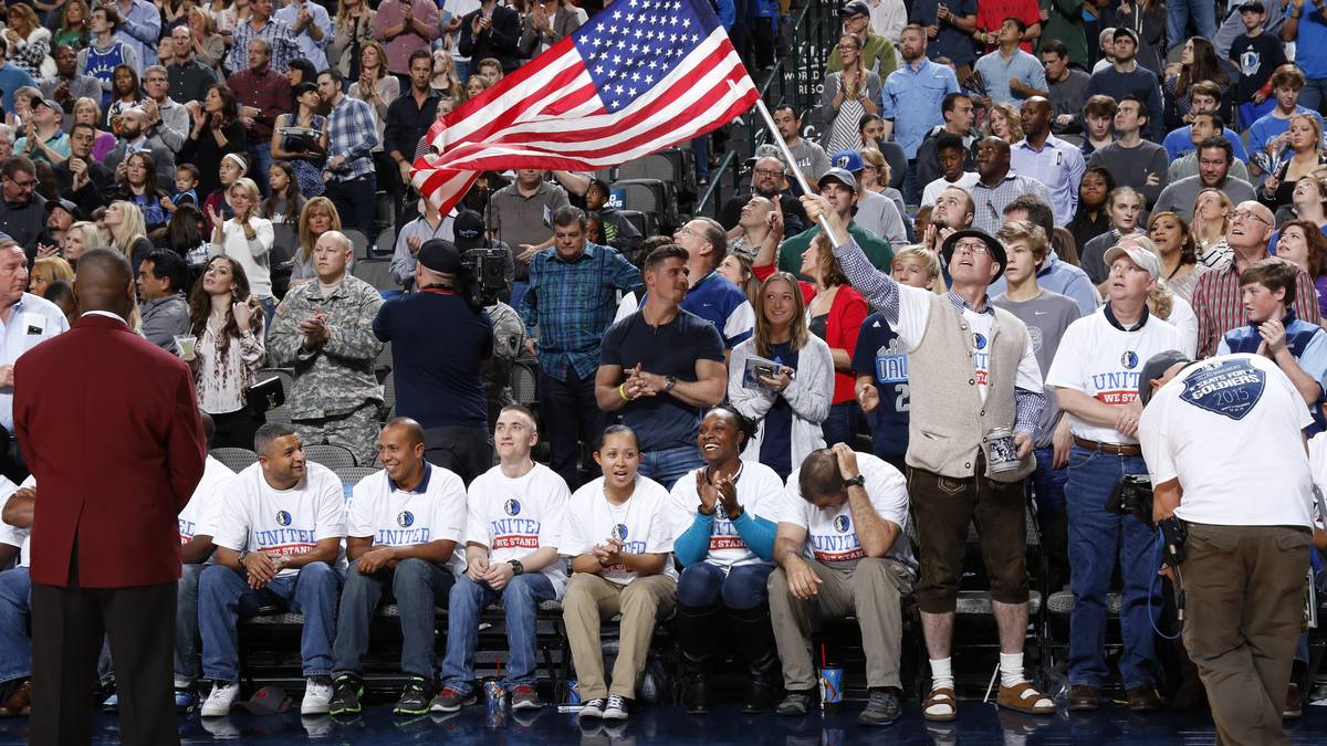 Patriotismus pur herrscht in Dallas. Unter dem Motto "Seats for Soldiers" laden die Mavericks jährlich einmal Soldaten ein, die im Kriegseinsatz verwundet wurden. Für das Spiel gegen die Washington Wizards verzichten über 100 Dauerkartenbesitzer auf ihre Sitze in der ersten Reihe zu Gunsten der Soldaten 
