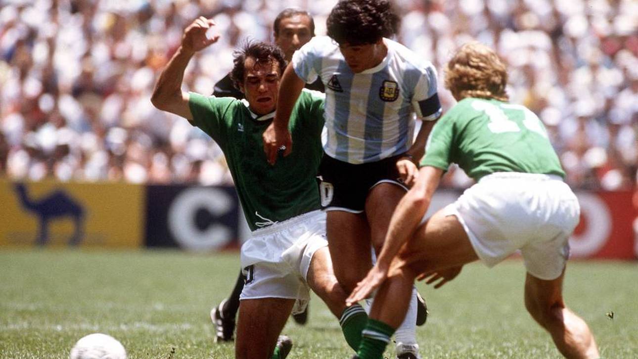 Felix Magath (l.) traf bei der WM 1986 auf Diego Maradona