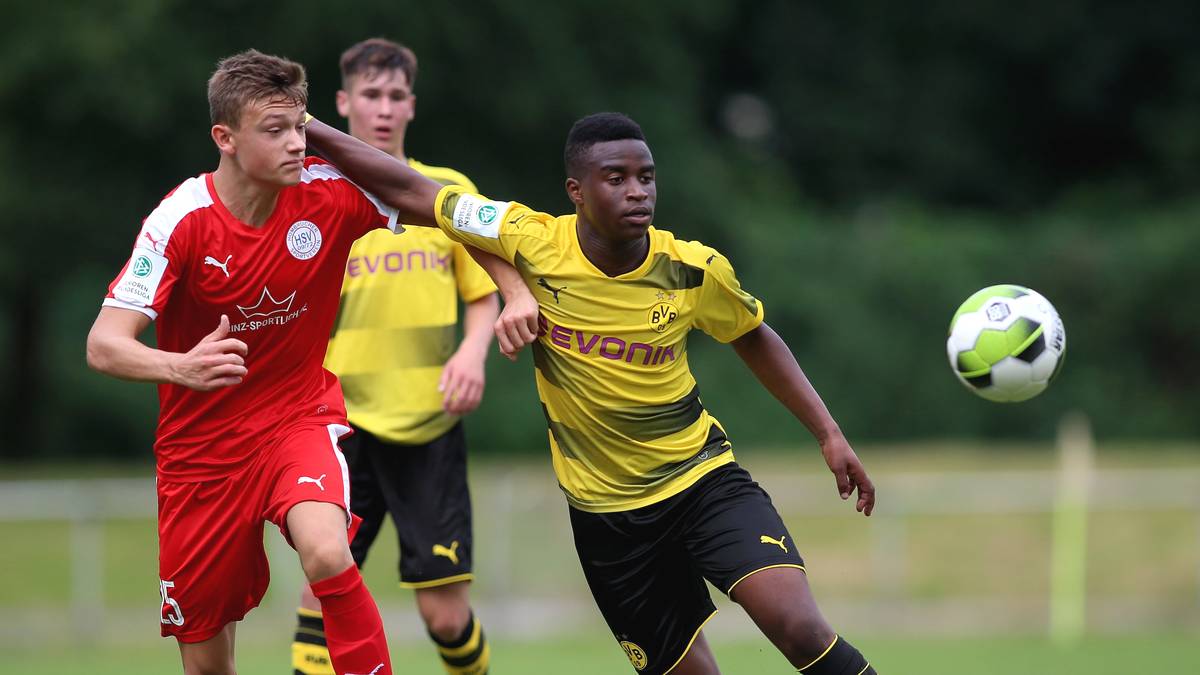 Auch in der Saison 18/19 stellt Moukoko seine Treffsicherheit eindrucksvoll unter Beweis. Nach elf Spielen hat er bereits 20 Tore auf dem Konto. So trifft er beim 10:0 gegen Hennef vier Mal und beim 7:1 gegen Bielefeld 16 Tage vor seinem 14. Geburtstag drei Mal