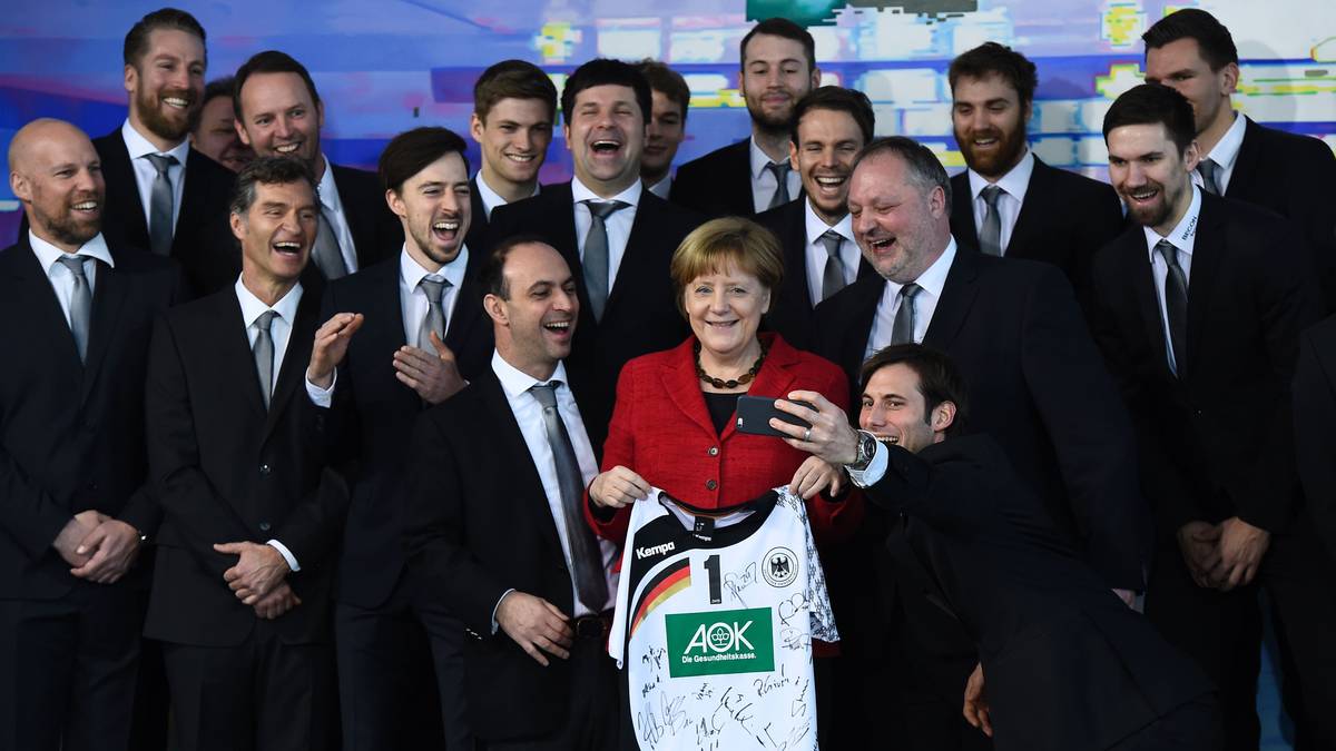 Zeit für ein Selfie muss schon sein. Für ein gutes Foto mit der Kanzlerin geht man auch schon mal auf die Knie, wie Uwe Gensheimer beweist