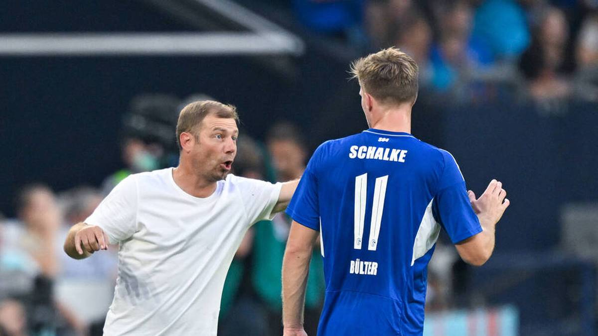Trainer Frank Kramer von Bundesliga-Aufsteiger Schalke 04 bittet nach dem Saisonstart mit vier Spielen ohne Sieg um Geduld.