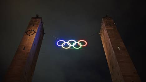 Die Olympischen Ringe vor dem Stadion in Berlin als Symbol der Bewerbung der Hauptstadt