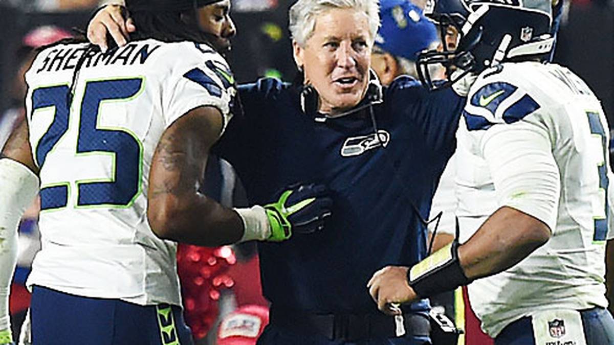 Die Beziehung zu seinen Spielern ist legendär. Pete Carroll (M.) erarbeitet sich über Jahrzehnte am College und in der NFL den Ruf eines Coaches, der Talente entdeckt, entwickelt und bei ihnen ungeheuer beliebt ist. Richard Sherman (l.) und Russell Wilson (r.) sind nur zwei Beispiele für NFL-Stars, die Carroll am College USC und bei den Seattle Seahawks formt. SPORT1 stellt seine besten Schützlinge vor