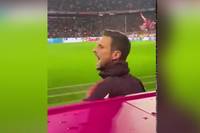 Beim Topspiel zwischen dem FC Bayern und Bayer Leverkusen ging es auch neben dem Platz heiß her. Nach einem offensichtlichen Zeitspiel der Werkself attackiert Bayern-Keeper Sven Ulreich Bayer-Boss Simon Rolfes. 