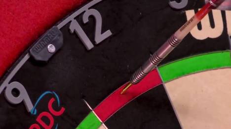 Raymond van Barneveld war einst der erste Spieler, der einen 9-Darter bei der Darts-WM spielte. Insgesamt gelang das Kunststück inzwischen 16 Mal. SPORT1 zeigt alle 9-Darter der WM-Historie im Video.